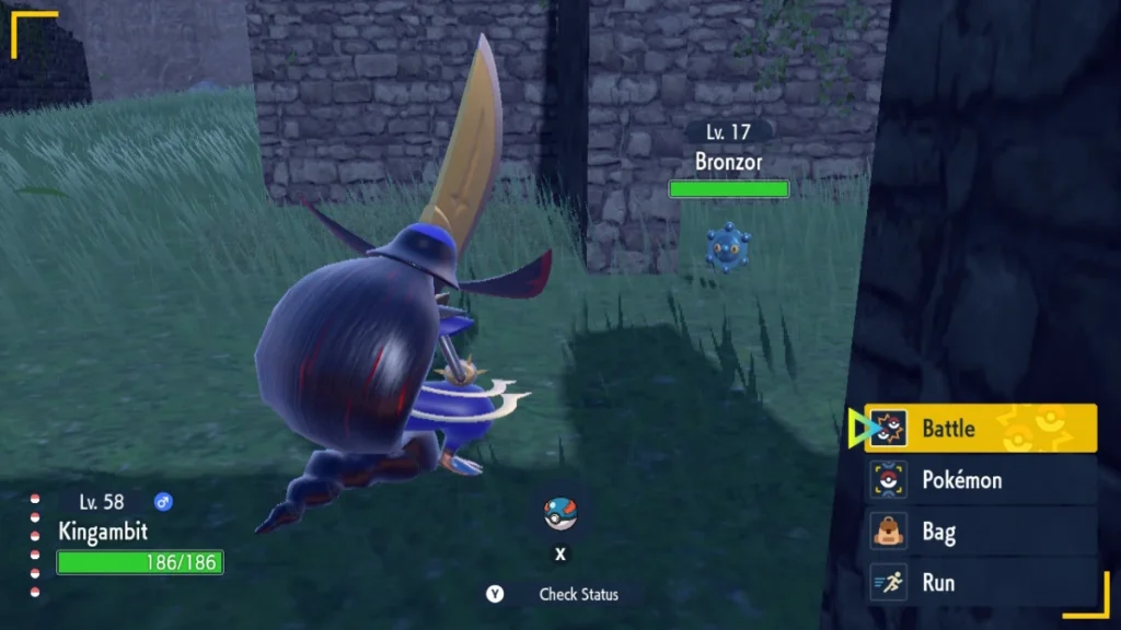 Bronzor selvagem surgindo entre ruínas em Pokémon Scarlet, usado para coletar Bronzor Fragments